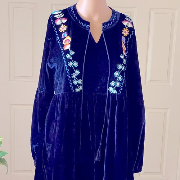 NWT Navy Velvet Embroidered Dress Size Small/Medium - Picture 2 of 8